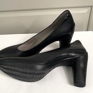 Super Comfy ECCO Pointy Black Leather Pump 8/8.5